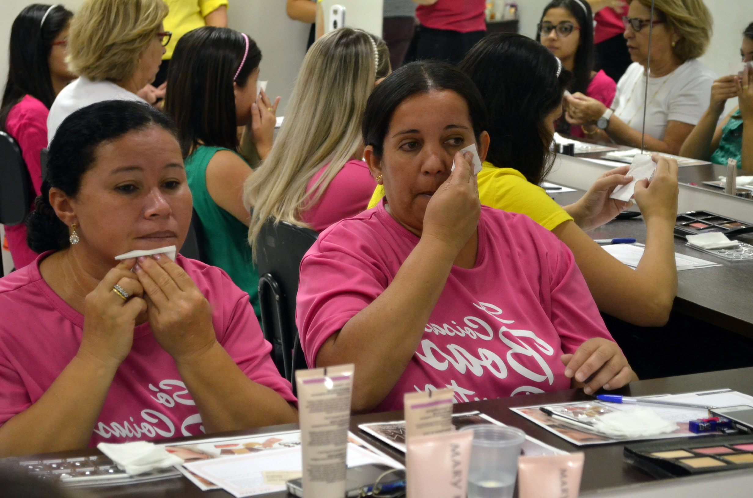 Servidoras da Câmara ganham curso de automaquiagem