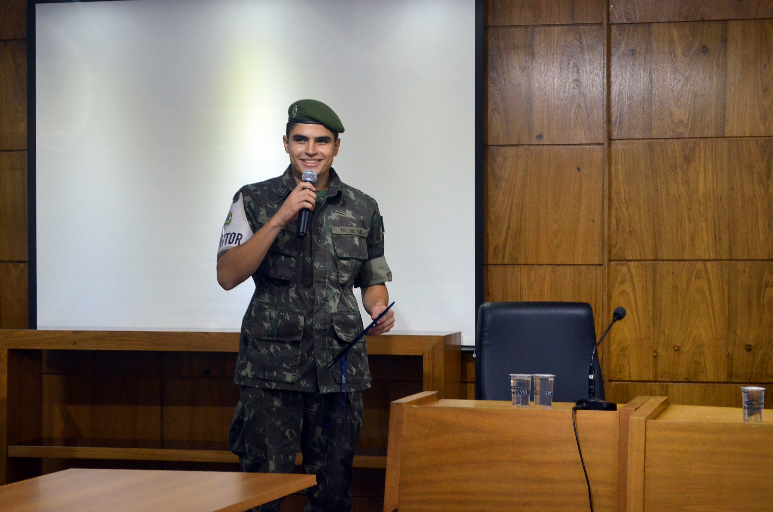 Edvan Paixão Silva recebe o diploma de atirador do ano na Câmara Municipal