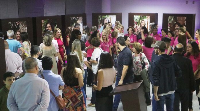 Emoção, alegria e superação embalam abertura de exposição na Câmara
