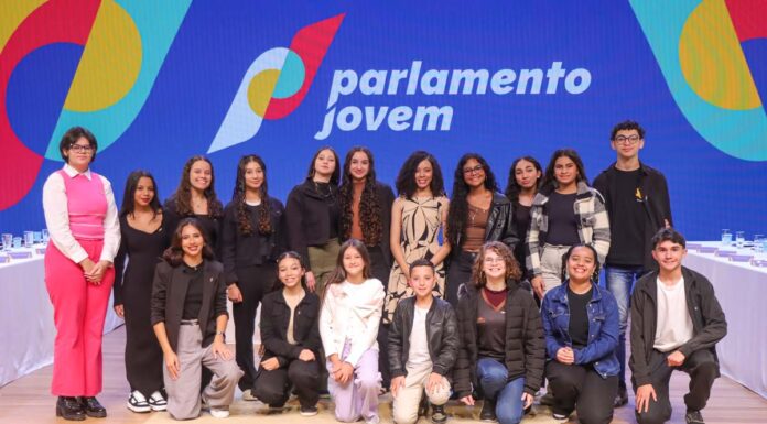 Sessão Solene do Parlamento Jovem diploma estudantes de escolas municipais