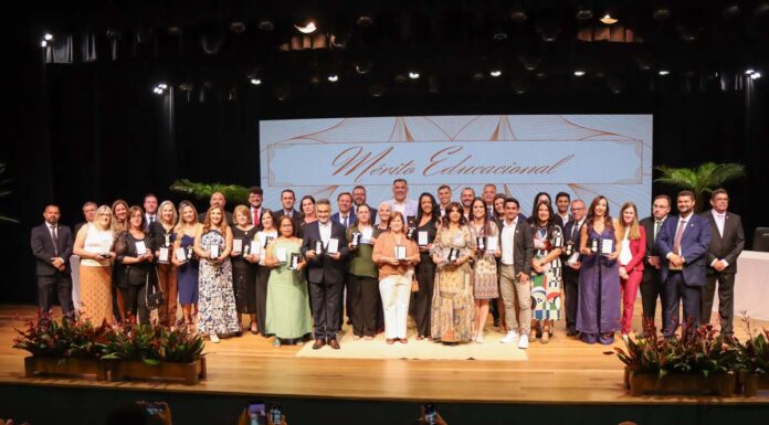 Profissionais da educação recebem homenagem na Câmara Municipal